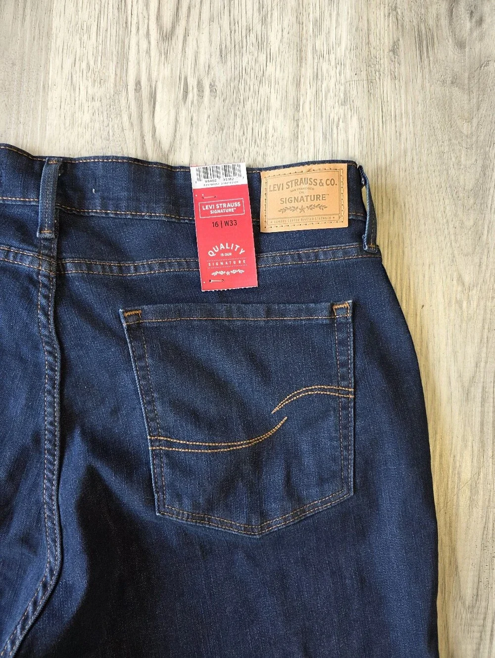 Levi Strauss Signature Women’s Bermuda Shorts Size 16 NWT